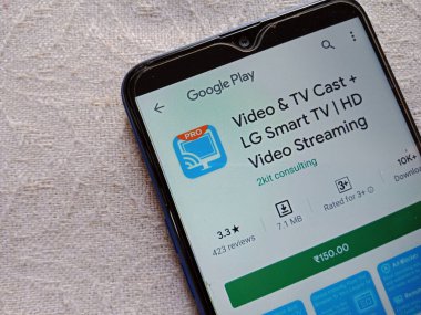 DISTRICT KATNI, INDIA - MAYIS 04, 2020: Video döküm LG TV HD video yayınlama uygulama yazılımı google oyun portalında izole akıllı telefon ekranında sunuldu.