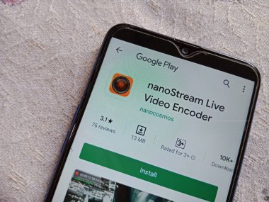DISTRICT KATNI, INDIA - MAYIS 04, 2020: Nano akım canlı video kodlayıcı uygulama yazılımı google oyun portalında izole akıllı telefon ekranında sunuldu.