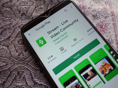 DISTRICT KATNI, INDIA - MAYIS 04, 2020: Google oyun portalında izole edilmiş akıllı telefon ekranında sunulan Live Video Community uygulama yazılımı.