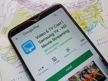 DISTRICT KATNI, INDIA - MAYIS 04, 2020: Video TV oyuncuları Samsung TV HD Film Akımı uygulama yazılımı google oyun portalında izole akıllı telefon ekranında sunuldu.