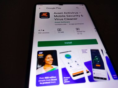 DISTRICT KATNI, INDIA - MAYIS 04, 2020: akıllı telefon ekranında görüntülenen anti virüs mobil güvenlik ve virüs temizleyici uygulama yazılımı.