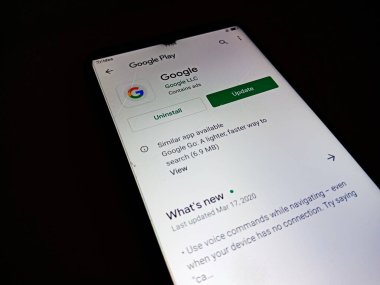DISTRICT KATNI, INDIA - MAYIS 04, 2020: Akıllı telefon ekranında gösterilen Google uygulama yazılımı izole edildi.