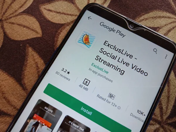 DISTRICT KATNI, INDIA - MAYIS 04, 2020: Yalıtılmış cep telefonlarında izole edilmiş sosyal canlı video android uygulamaları.