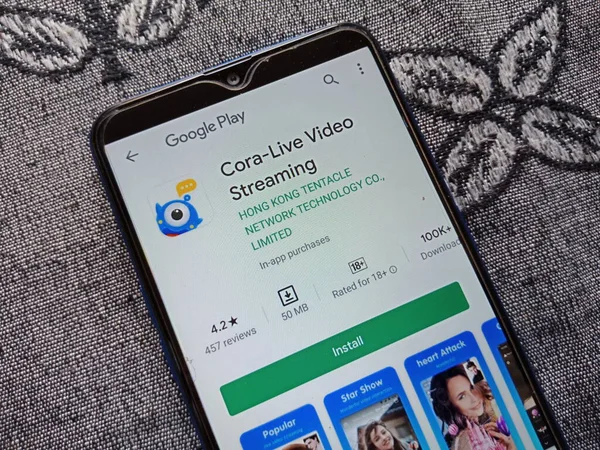DISTRICT KATNI, INDIA - Mayıs 04, 2020: Cora dijital ekranda izole edilmiş akıllı telefonlarda görüntülenen canlı video android uygulamaları.