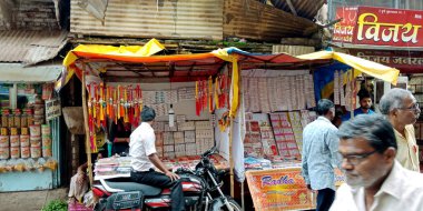 DISTRICT KATNI, INDIA - 12 AĞUSTOS 2019: Hindu geleneksel festivali sırasında Asya caddesindeki ana markette güzel rakhi alan bisikletçi.