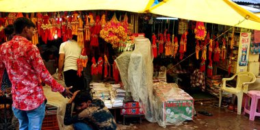 DISTRICT KATNI, INDIA - 12 Ağustos 2019: Hint sokak insanları Asya caddesi ana pazarında geleneksel Hint rakhi festivalinde güzel rakhi satıyorlar.