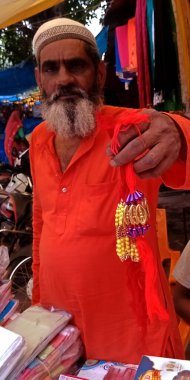 DISTRICT KATNI, INDIA - 12 Ağustos 2019: Asyalı Müslüman bir adam Asya caddesi ana pazarında geleneksel Hint rakhi festivali sırasında güzel rakhi satıyor.