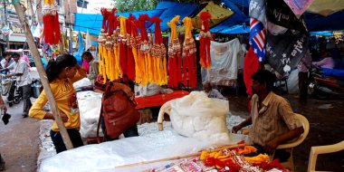 DİSTRİK KATNI, INDIA - 12 Ağustos 2019: Asya 'daki fakir insanlar, Asya caddesindeki ana markette geleneksel Hint rakhi festivalinde güzel rakhi satıyorlar.