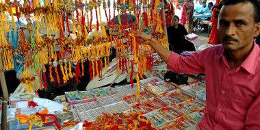 DISTRICT KATNI, INDIA - 12 Ağustos 2019: Asyalı bir sokak satıcısı Asyalı geleneksel Hint festivali sırasında Asya caddesi ana pazarında güzel rakhi satıyor.