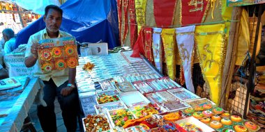 DISTRICT KATNI, INDIA - 12 Ağustos 2019: Raksha Bandhan Hindistan dini festivali sırasında güzel el yapımı Rakhi sergilendi.