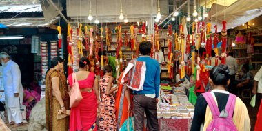 DISTRICT KATNI, INDIA - 12 Ağustos 2019: Hindistan köyündeki fakir insanlar Asya caddesindeki ana markette düzenlenen geleneksel Hint rakısı festivalinde güzel rakhi satın aldıkları için kalabalıklar.