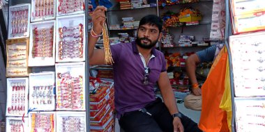 DISTRICT KATNI, INDIA - 12 AĞUSTOS 2019: Hint sakallı bir adam, Hindistan 'daki geleneksel Rakshabandhan festivalinde güzel rakhi satıyor..