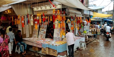DISTRICT KATNI, INDIA - 12 Ağustos 2019: Asyalı fakir insanlar Asya caddesi ana pazarında düzenlenen geleneksel Hint festivali sırasında güzel rakhi satın alıyorlar.