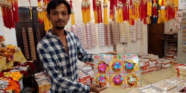 DİSTRİKT KATNI, INDIA - 12 AĞUSTOS 2019: Hindu geleneksel festivali sırasında güzel rakhi satan Asyalı bir çocuk Asyalı sokak pazarında Rakshabandhan adlı.