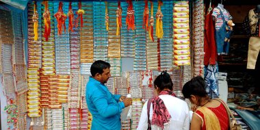 DISTRICT KATNI, INDIA - 12 Ağustos 2019: Hindu geleneksel festivali sırasında Asyalı aile Asya caddesindeki ana markette Rakshabandhan adlı güzel rakhi satın alıyor.