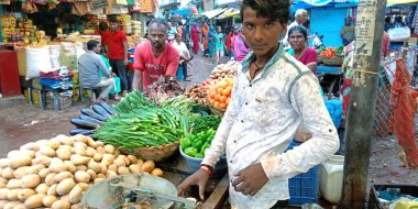 DISTRICT KATNI, INDIA - 14 AĞUSTOS 2019: Asya köyündeki fakir çocuk el arabasıyla sebze sebzesinde taze sebze satıyor.