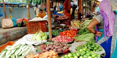 DISTRICT KATNI, INDIA - 14 Ağustos 2019: Hint sebze yeşili taze tarım ürünleri pazarında karışık ürün satan Asya köylüleri.