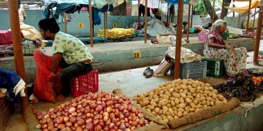 DISTRICT KATNI, INDIA - 14 Ağustos 2019: Hint sebzelerinde soğan ve patates satan Asya köylü çiftçi taze tarım pazarı.