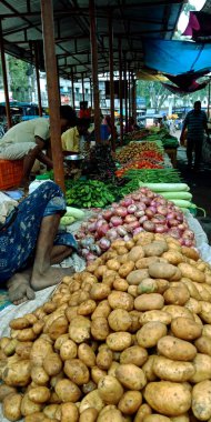 DISTRICT KATNI, INDIA - 14 Ağustos 2019: Hint sebzelerinde patates ve soğan satan Asya köylüleri taze tarım pazarı.