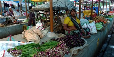 DISTRICT KATNI, INDIA - 14 Ağustos 2019: Hint sebzelerinde domates satan Asya köylüleri taze tarım pazarı.