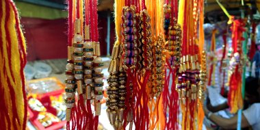 DISTRICT KATNI, INDIA - 14 Ağustos 2019: Rakhi Hindu dini festivali sırasında Hindistan 'ın geleneksel köy pazarında satışa sunuldu.