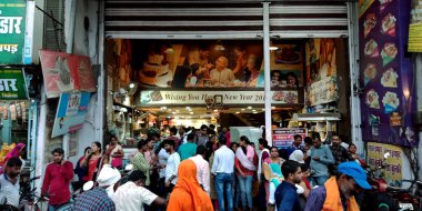 DİSTRİK KATNI, Hindistan - 14 Ağustos 2019: Hint halkı festival zamanı için şeker dükkanına hücum ediyor.