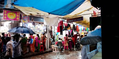 DİSTRİK KATNI, INDIA - 14 Ağustos 2019: Hindu dini festivali için yerel sokak pazarında toplanan Asyalılar.