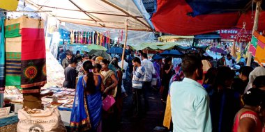 DISTRICT KATNI, INDIA - 14 Ağustos 2019: Hint dini festivali için yerel sokak pazarında Asya köyü halkı.