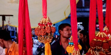 DISTRICT KATNI, INDIA - 14 Ağustos 2019: Hindistan 'ın geleneksel köy pazarında Raksha Bandhan adlı Hint dini festivali sırasında el yapımı Rakhi asıldı.