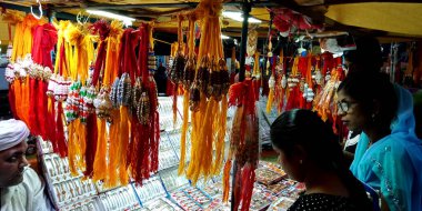 DISTRICT KATNI, INDIA - 14 Ağustos 2019: Hint dini festivali sırasında Hindistan 'ın geleneksel köy pazarında el yapımı Rakhi sunuldu.
