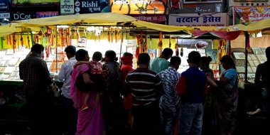 DISTRICT KATNI, INDIA - 14 Ağustos 2019: Asyalılar yerel sokak pazarındaki Hindu dini festivalinde Rakhi 'yi satın almak için kalabalıklar.