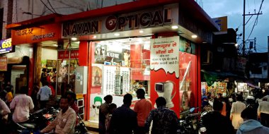 DISTRICT KATNI, INDIA - 14 Ağustos 2019: Asyalı köy halkı yerel sokak pazarındaki Hindu dini festivalinde Rakhi 'yi satın almak için kalabalıklar.