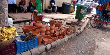 DISTRICT KATNI, INDIA - 15 Ağustos 2019: Hint köyü fakir bir kadın sokak pazarında toprak otu satıyor.