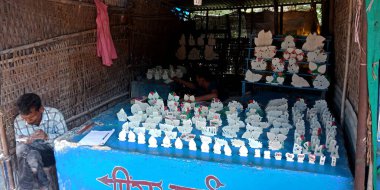 DİSTRİK JABALPUR, INDIA - 17 AĞUSTOS 2019: Narmada Nehri Caddesi 'nde satılık misket taş el sanatları ürünü.