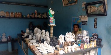 DİSTRİK JABALPUR, INDIA - 17 Ağustos 2019: Asyalı erkek esnaf, Narmada Nehri Caddesi 'ndeki mağazada kutsal heykel yaptı..