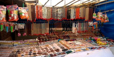 DISTRICT JABALPUR, INDIA - 17 AĞUSTOS 2019: Narmada Nehri Caddesi 'ndeki mağazada satışa sunulan taş taş alaşımlı el sanatları sanat eseri.