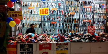DİSTRİK JABALPUR, Hindistan - 17 Ağustos 2019: Kadın moda ayakkabıları alışveriş merkezinin gişesinde sunuldu.