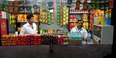 DISTRICT JABALPUR, INDIA - 17 Ağustos 2019: Hindistan demiryolu gıda satıcıları platform kantinindeki yolculara içecek satıyor.