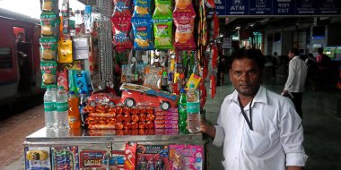 DISTRICT JABALPUR, Hindistan - 17 Ağustos 2019: Platformdaki yolculara içecek sunan bir Hint demiryolu gıda satıcısı.