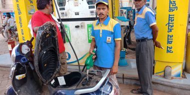 DISTRICT KATNI, INDIA - Eylül 04, 2019: Asyalı benzin pompacısı Hindustan Petrol İstasyonunda motosiklete benzin koyuyor.