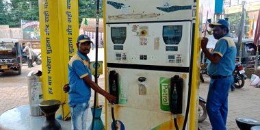 DISTRICT KATNI, INDIA - Eylül 04, 2019: Hindustan Petrol İstasyonundaki Asyalı benzin pompacısı.