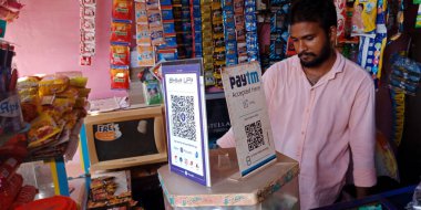 DISTRICT KATNI, INDIA - EYLÜL 04, 2019: Paytm ve Bhim UPI tahtası markette çevrimiçi satın alma amacıyla sergilendi.