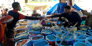 DISTRICT KATNI, INDIA - Eylül 04, 2019: Asyalı tarımın yerel sokak dükkanından sıcak baharat alan Hintli müşteri ürün pazarı üretiyor.