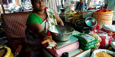 DISTRICT KATNI, INDIA - Eylül 04, 2019: Asya tarımındaki yerel sokak dükkanında sıcak baharat satan Hintli kadın satıcısı ürün pazarı üretiyor.