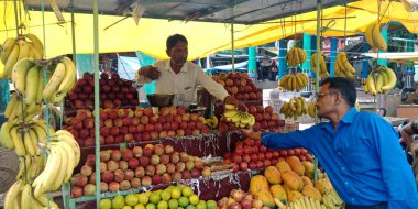 DISTRICT KATNI, INDIA - Eylül 04, 2019: Hindistan erkek meyve satıcısı Asyalı tarımın yerel sokak dükkanında birden fazla meyve sunuyor ürün pazarı üretiyor.