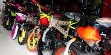 DISTRICT KATNI, INDIA - 12 Eylül 2019: Atlas bisiklet galerisindeki dağıtım mağazasında satılık çocuk bisikleti.