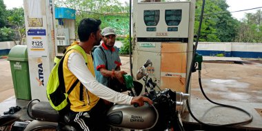 DISTRICT KATNI, INDIA - 23 Ağustos 2019: Asyalı motosiklet sürücüsü bisiklet tankının yakıtı için Hint petrol istasyonunda duruyor.