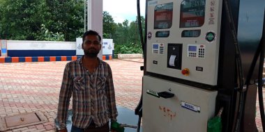 DISTRICT KATNI, INDIA - 23 Ağustos 2019: Hintli bir benzin pompacısı erkek katılımcı Hindistan petrol istasyonunda hortum tutuyordu.