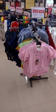 DISTRICT KATNI, INDIA - 16 EYLÜL 2019: Markalı kumaşlar mega Mart mağazasında ürün satmak için raflarda düzenlenir.