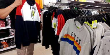 DISTRICT KATNI, INDIA - 16 Eylül 2019: Mega Mart 'ta ürün satmak için raflarda markalı giysiler sunuldu.